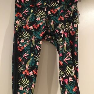 Old Navy active cropped leggings w/ mesh inset